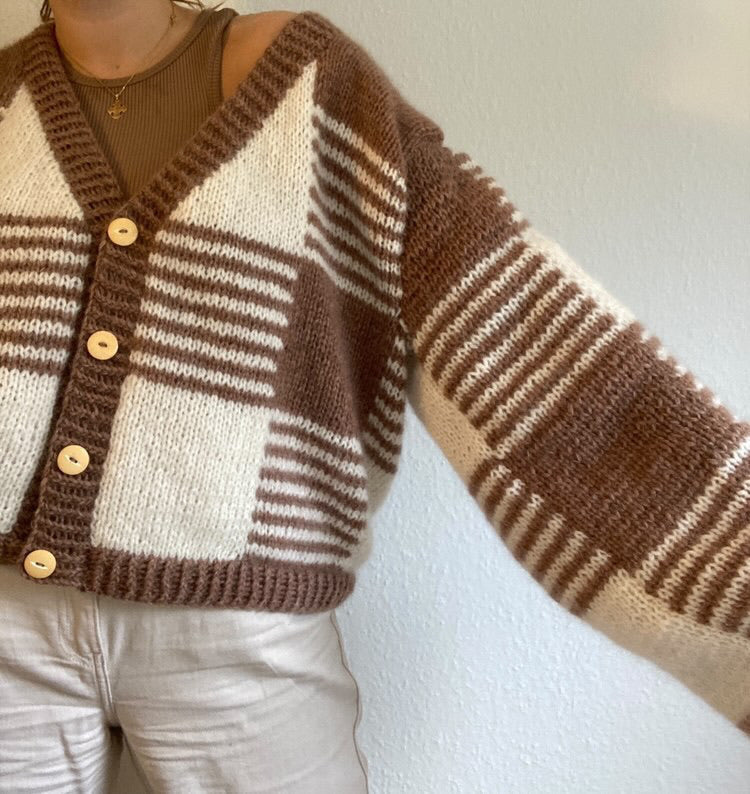 Square Cardi - einfarbig und Würfelmuster Deutsch