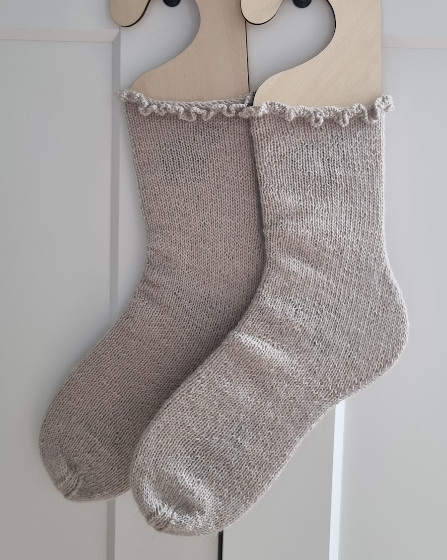 Ultra Easy Ruffle Socks (Fine Edition)