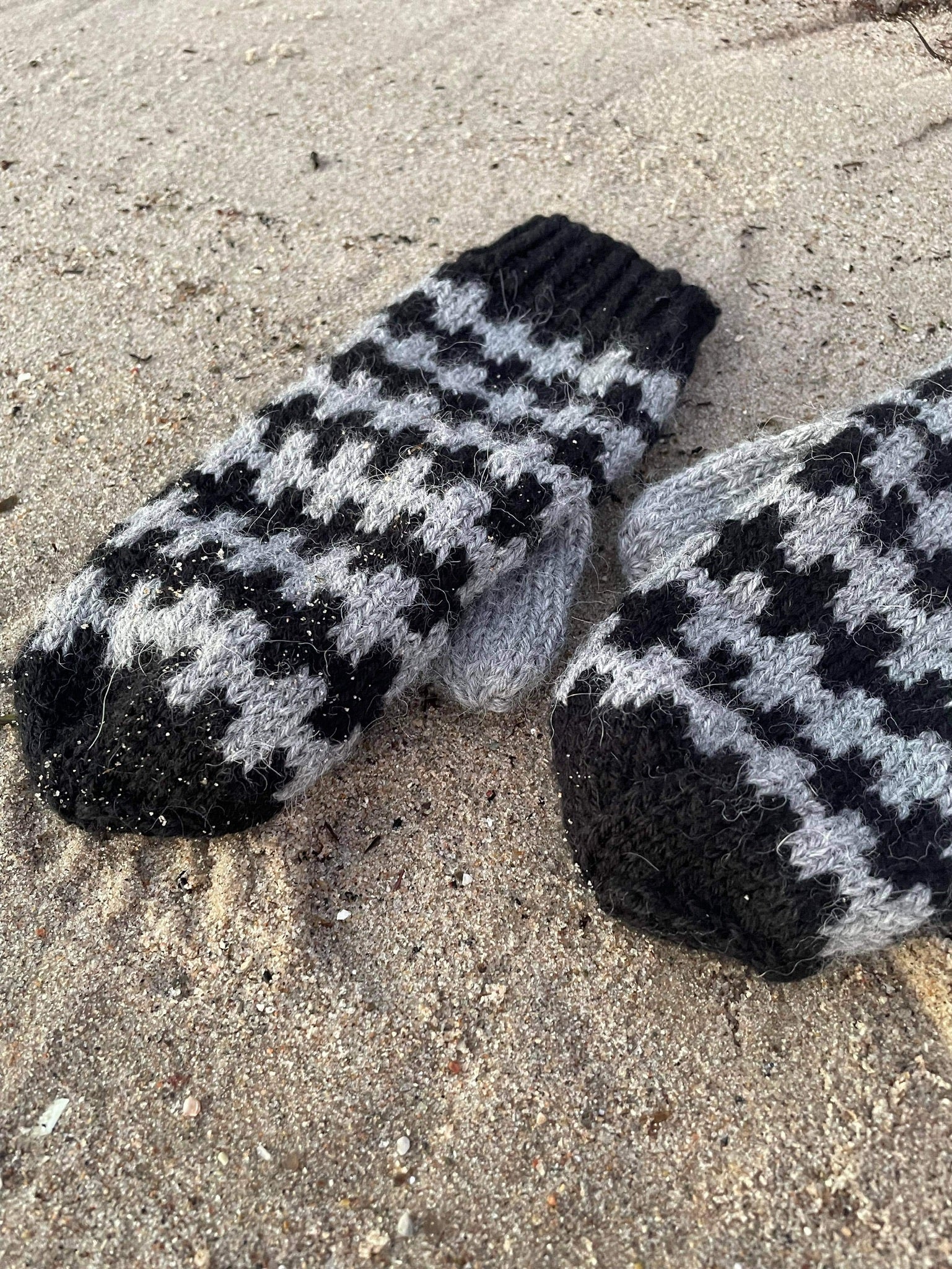 Easy Edgy Mittens Norsk